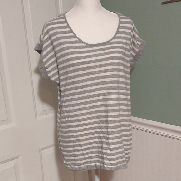 Liz Claiborne Tops - Liz Claiborne Gray White Stripes Top Short Capped Sleeves Hides Flaws Large
